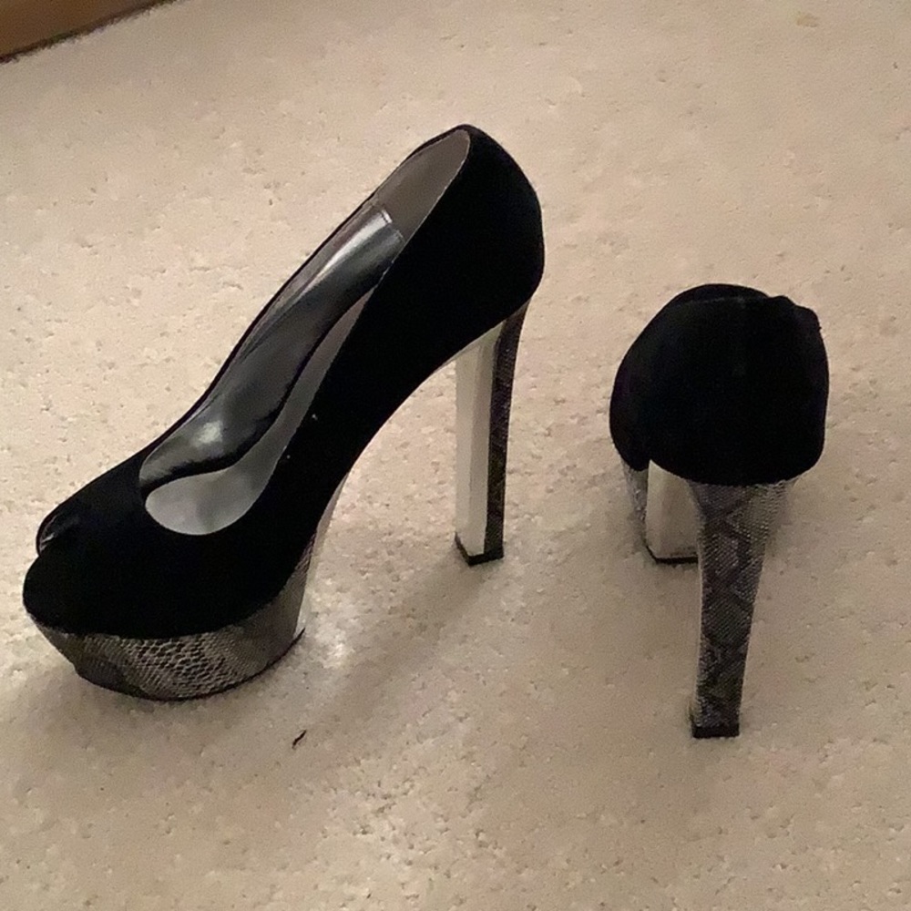 Black suede high heel w/ snake skin heel - Picture 4 of 4